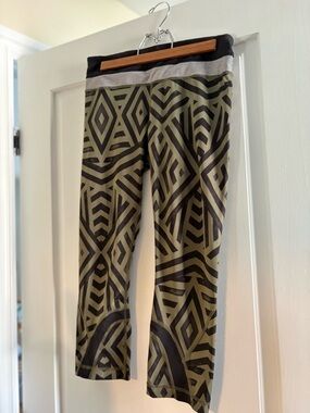 LULULEMON Run Inspire Cropped Leggings in Olive and Black (US 6)